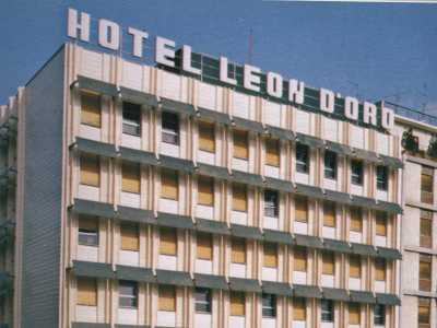...e l�hotel Leon d�Oro in piazza Roma, l�attuale piazza Aldo Moro che in breve tempo vedr� stravolgere il suo aspetto anche a causa della demolizione dell�antico palazzo della Gazzetta